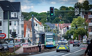 An der Artur-Ladebeck-Straße ist es am Donnerstag zu einem Unfall zwischen einer Stadtbahn und einem Auto gekommen. - Sarah Jonek / Jonek Fotografie