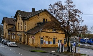 Das alte Bahnhofsgebäude im Süden der Stadt steht seit Längerem leer, die Deutsche Bahn braucht nur wenig Raum für ihren Betrieb. Jetzt wird das Gebäude zum Kulturhaus. - Foto: Andreas Zobe/NW