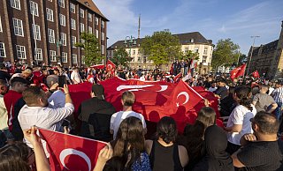Anhänger des türkischen Präsidenten Erdogan feierten im Duisburger Norden. - Christoph Reichwein