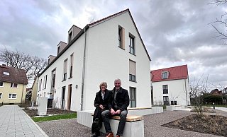 Architektin Birgit Melisch und Bauverein-Vorstandsvorsitzender Jörg Höfel präsentieren die drei Neubauten mit insgesamt 22 Wohnungen an der Holzrichterstraße. - Robert Becker