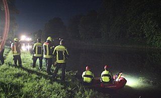 Mit 58 Kräften der Feuerwehr und des DLRG waren die Helfer vor Ort. Bis kurz vor Mitternacht blieb die Suche nach dem vermeintlichen Opfer ergebnislos. Auch der Einsatz eines Polizeihubschraubers mit Wärmebildkamera brachte keine Erkenntnisse. - Peter Steinert
