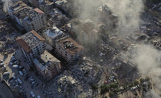 Mit jeder Stunde, die seit dem Erdbeben verstreicht, sinken die Chancen, noch Lebende unter den Trümmern zu finden. Mehr als 100 000 Helfer sind in der Türkei nach Regierungsangaben im Einsatz. Sie werden von Suchhunden unterstützt. - Hussein Malla/AP/dpa
