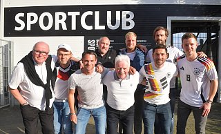 Neun der elf Veinslegenden kamen zum Jahrhundert-Fan-Abend des SC Verl. Einer grüßte per Video von der kanarischen Insel Fuerteventura. - Jens Dünhölter
