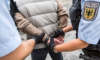Die Beamten der Bundespolizei führten ihn kurz danach ab. - Symbolfoto: Bundespolizei / Alexandra Stolze