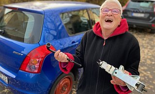 Jetzt hat Rentnerin Helga Nikolov aus Gütersloh wieder gut lachen. Ein Polizist hatte spontan den platten Reifen ihres Suzuki Swift gewechselt. Das passende Werkzeug hatte die 79-Jährige zwar parat, doch fehlt ihr die Kraft und das Knowhow. - Christian Bröder