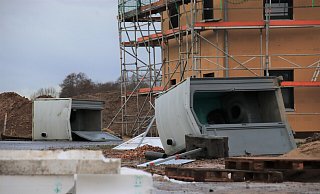 Auf einer Baustelle bei Nieheim stürzten mehrere Baustellenklos und Schilder um. Auch Baustellenmaterial flog weg. - David Schellenberg