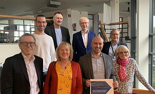 Der nächste Meilenstein in der Neubauplanung ist geschafft: Olaf Bornemeier (MKK, v. l.), Nikolaus Netzel (FDP), Sven Molitor (FWG), Cornelia Schmelzer (Grüne), Detlef Beckschewe (CDU), Landrat Ali Dogan, Lars Matthiesen (MKK) und Birgit Härtel (SPD). - Nicole Bliesener Der nächste Meilenstein in der Neubauplanung ist geschafft: Olaf Bornemeier (MKK, v. l.), Nikolaus Netzel (FDP), Sven Molitor (FWG), Cornelia Schmelzer (Grüne), Detlef Beckschewe (CDU), Landrat Ali Dogan, Lars Matthiesen (MKK) und Birgit Härtel (SPD). - Nicole Bliesener