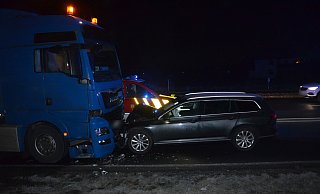 Ein VW und ein Lastwagen sind kollidiert. - Polizei Herford