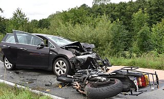 Die Front des Opel-Astra Kombis wurde von der Wucht des Aufpralls komplett eingedrückt. - Thomas Kube