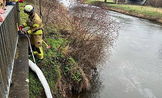Wegen der Gewässerverschmutzung hat die Freiwillige Feuerwehr eine Ölsperre eingerichtet. - FFW Warburg