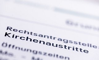 In den für Kirchenaustritte zuständigen Abteilungen gibt es in den Amtsgerichten im Kreis Paderborn aktuell reichlich zu tun. - Themenbild: Rolf Vennenbernd/picture alliance/dpa