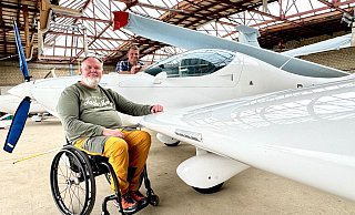 Schon jetzt fühlen sich Carsten Tölle und Maurice Quentmeier am Flugplatz Vennebeck vor einem Ultraleichtflugzeug sehr wohl. - Andreas Sundermeier