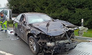 Dieses Auto wurde bei dem Unfall auf der Bielefelder Straße in Herford stark beschädigt. - Claus Frickemeier