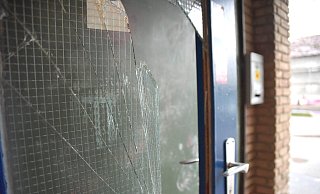 Die Scheibe der Eingangstür zum Engeraner Jugendzentrum Zebra an der Ringstraße wurde am Sonntag bei einem Einbruch zerschlagen. - Andreas Sundermeier