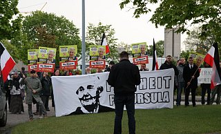 Rechtsextreme demonstrieren vor der JVA Bielefeld-Brackwede, um sich mit der Holocaustleugnerin Ursula Haverbeck zu solidarisieren. - Archivfoto: Jens Reichenbach