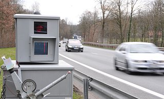 Spült viel Geld in die Kasse: Blitzer "Nico" an der Westumgehung in Halle. Er ist einer von drei Geräten dieser Art, die der Kreis im Einsatz hat. Künftig will er sie auch stärker an den Wochenenden einsetzen. - Uwe Pollmeier