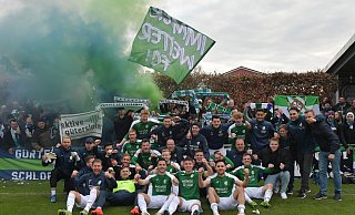 Die aktuelle Mannschaft des FC Gütersloh – hier beim Jubel nach dem 3:2-Erfolg im Derby gegen Victoria Clarholz – sicherte sich vorzeitig den Aufstieg in die Regionalliga. Auch die Meisterschaft in der Oberliga Westfalen holte das Team von Trainer Julian Hesse (2.v.r.) bereits vor Ende der Spielzeit. - Jens Dünhölter