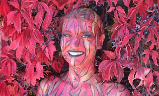 Nicht nur das Gesicht wird zum Kunstwerk auf der Landesgartenschau, sondern der ganze Körper. - LGS Höxter/Manuela Puls und Atelier Jörg Düsterwald