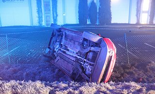 Für jeden Autofahrer eine Horrorvorstellung: Auf der Neuenkirchener Straße in Spenge kam das Fahrzeug erst auf der Seite liegend zum Stillstand. - Polizei Kreis Herford