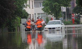 Feuerwehrmänner begleiten im Juni vergangenen Jahres eine Frau durch das Hochwasser an der Engerstraße. - Florian Weyand