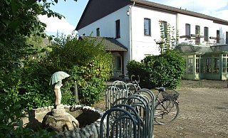 Der Dorfbrunnen im Vordergrund sprudelt seit der Schließung des Gestringer Hofes nicht mehr. Jetzt soll in den großen Saal der Gaststätte die Dorfgemeinschaft einziehen. - Karsten Schulz