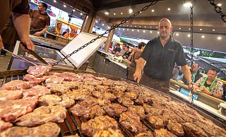 Betreiber Siggi Friedt steht auf dem Liboriberg am Grill des Kultstands Schinderhannes. - Niklas Tüns