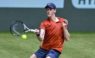 Jannik Sinner schlägt eine Vorhand. Der Italiener hat sich dank eines Dreisatzsieges für die nächste Runde qualifiziert. - IMAGO/pepphoto