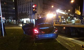 Der demolierte Mercedes auf dem Willy-Brandt-Platz. - Charlotte Mahncke