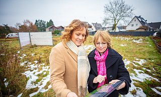 Bettina Lienekampf-Beckel (l.) und Simone Bille stehen auf dem Grundstück, das demnächst mit vier Reihenhäsern bebaut wird. - Mike-Dennis Mller / www.mdm.photo