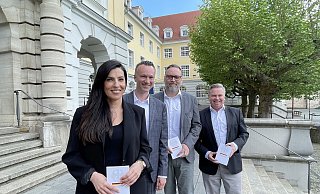 Die Projektverantwortliche Handan Kaya (v. l.), Sozialamtsleiter Frank Holtmann, Sozialdezernent Patrick Puls und Bürgermeister Tim Kähler wollen mit einem Servicebüro Menschen beratend zur Seite stehen, die die deutsche Staatsbürgerschaft annehmen möchten. - Natalie Gottwald