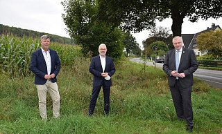 Nicht nur der Vorsitzende des Ortsausschusses Albaxen, Ralf Streicher (v. l.), Regionalratsvorsitzender Heinz-Günter Koßmann und Bürgermeister Daniel Hartmann freuen sich über die sichere Radwegeführung zwischen den beiden Ortschaften. - Stadt Höxter