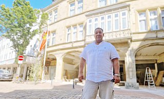 Hans-Robert Marschall steht vor seiner Immobilie. Ihn freut der neue Anblick des Gebäudes, in das eine Gastronomie einziehen soll. - Ilja Regier
