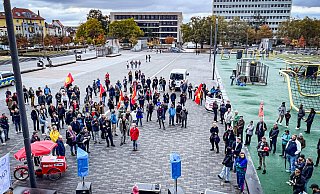 Rund 100 Teilnehmer sind zur Auftaktkundgebung des neuen Bündnisses "Genug ist genug" auf den Kesselbrink gekommen. - Mike-Dennis Müller