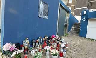Zehn Monate nach der Tat findet sich am Tatort im Bielefelder Süden weiterhin Grablichter, Kerzen, Bilder, die an den erschossenen Memo K. erinnern. - Oliver Krato