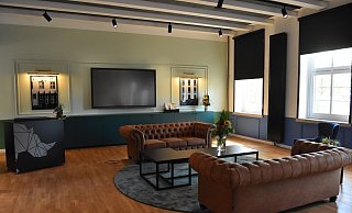 Blau und Grün sind die Farben in der Start-up-Lounge. Die Designer griffen damit die Farben der britischen Streitkräfte auf. Auch das Nashorn am Sprecherpult (links) ist eine Reminiszenz an die britische Division, die in Herford stationiert war. - Stadt Herford