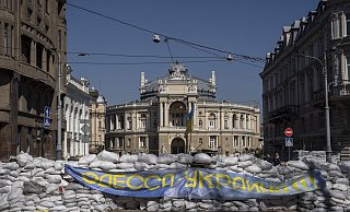 Sandsäcke blockieren eine Straße in der umkämpften Stadt Odessa. Die Stadt ist die Heimat des elfjährigen Daniel, der nun in Enger lebt. - dpa Sandsäcke blockieren eine Straße in der umkämpften Stadt Odessa. Die Stadt ist die Heimat des elfjährigen Daniel, der nun in Enger lebt. - dpa