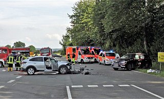 Beide kollidierten Autos mussten abgeschleppt werden. - Polizei