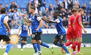 Arminia Bielefelds Verteidiger Gerrit Gohlke (M.) bejubelt sein Traumtor gegen Jahn Regensburg. - Oliver Krato