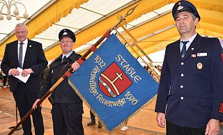 Die Feuerwehr Stahle wurde 90 Jahre jung – auch Bürgermeister Daniel Hartmann (l.) gratulierte. - Simone Kube