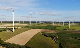 Windkraftanlagen dominieren das Landschaftsbild in manchen Teilen des südlichen Paderborner Landes, wie hier in Etteln. - Jens Reddeker