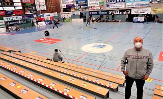 Fast allein Zuhause: Gerd de Boer mag es, wenn die kleine Spenger Sporthalle richtig voll ist. In der Aufstiegsrunde zur 2. Bundesliga allerdings sind keine Zuschauer zugelassen – viel Platz also für den 2. Vorsitzenden des TuS Spenge. - Dirk Kröger