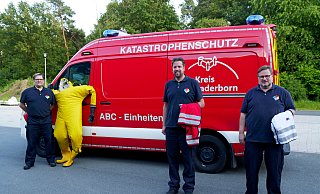 Bereit für den EM-Einsatz sind die ABC-Einheiten des Kreises mit Maik Sellemerten (v. l.), Benedikt Schmertmann und Carl Wübbe vor dem Führungsfahrzeug der Teileinheit Gefahrenabwehr. - Ralph Meyer