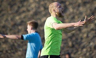 Er kann es nicht fassen: Christian Schmidt vom SV Rödinghausen II ist mit dieser Schiedsrichter-Entscheidung so gar nicht einverstanden. - Joel Beinke