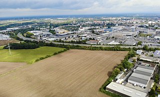 Der Campus für Brandschutz, Rettungsdienst und Katastrophenschutz von Kreis und Stadt Paderborn soll auf der freien Fläche (Wiese und Acker) an der Barkhauser Straße entstehen. Oberhalb angrenzend verläuft die B64. - Jens Reddeker