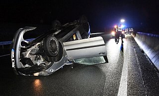 Der silberne VW Polo der 19-Jährigen blieb schließlich auf der linken Spur der A33 auf dem Autodach liegen. - Andreas Eickhoff
