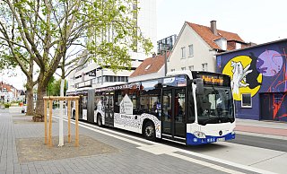 Nachdem die Bussteige A und C der neuen Zentralen Omnibushaltestelle (ZOH) bereits im vergangenen Jahr in Betrieb genommen wurden, geht im Bereich der Westernmauer nun auch Bussteig B an den Start. - Miriam Brune/ Stadt Paderborn