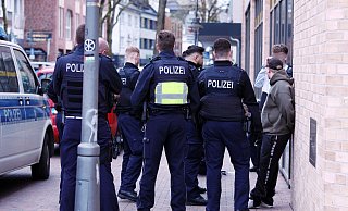 Polizisten kontrollieren im Rahmen des Einsatzes zwei Verdächtige an der Strengerstraße. - Patrick Menzel