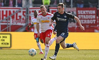 SCP-Verteidiger Tjark Scheller leistete sich in Regensburg zwei frühe Fouls und wurde sicherheitshalber ausgewechselt. - Armin Weigel/dpa