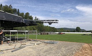 Noch ist das Festivalgelände voll umzäunt, um Besucher des Sees die Nutzung zu ermöglichen. Für das Festival wird der Zugang zum Strand geöffnet. - Felix Schwien