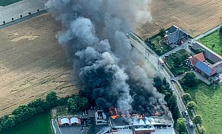 Die Feuerwehr bekämpft am Mittwochabend einen Großbrand in Varensell. Fotograf Christian Mathiesen ist zufällig mit einem Flugzeug in der Luft, als die Rauchsäule emporsteigt. - Christian Mathiesen